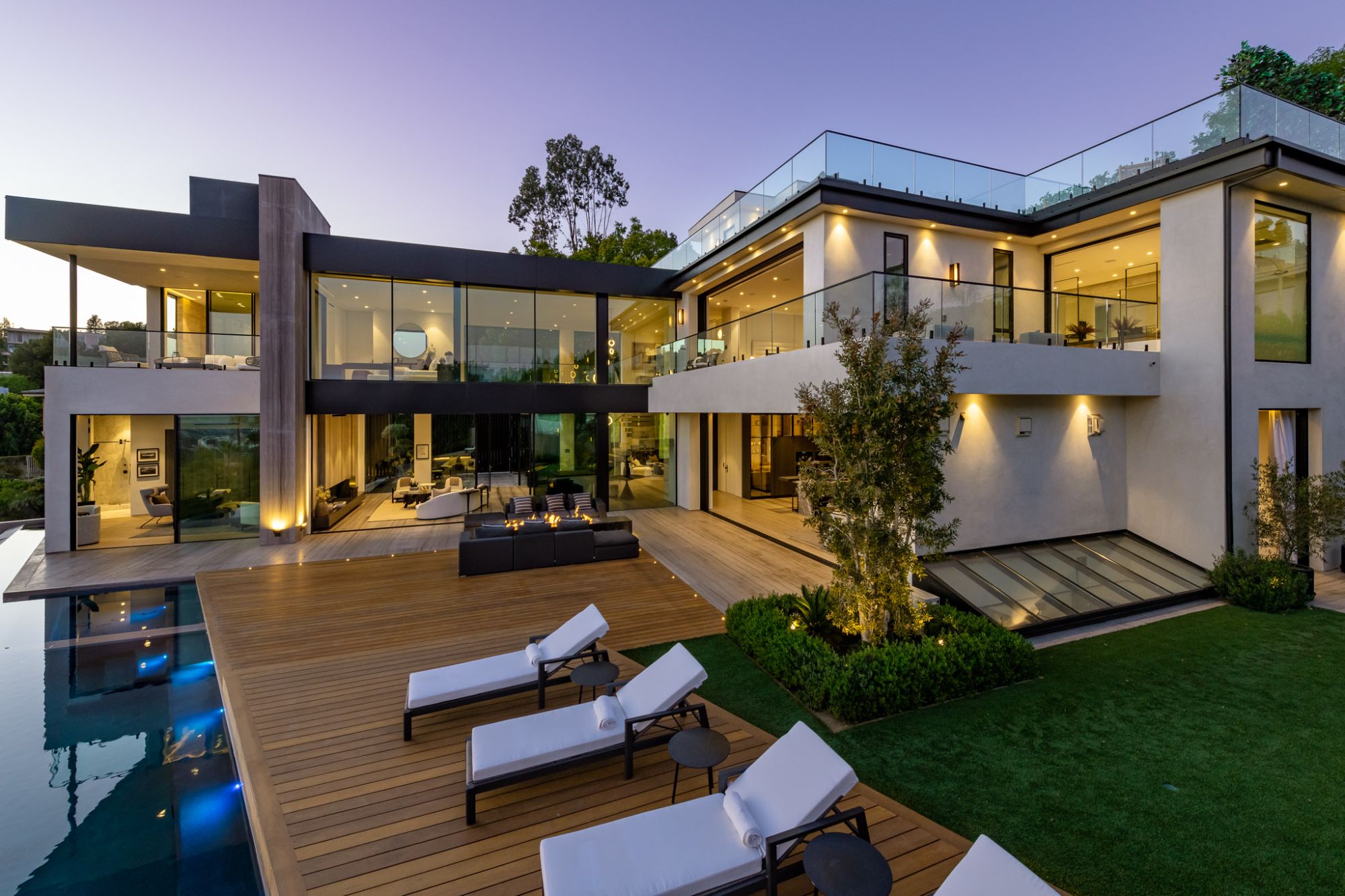 Floor-to-ceiling minimal frame sliding doors with concealed frame in luxury hillside home
