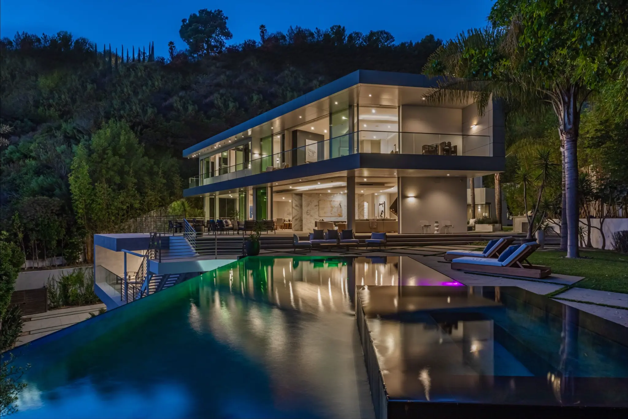 Modern California home with energy-efficient minimal frame sliding doors meeting Title 24