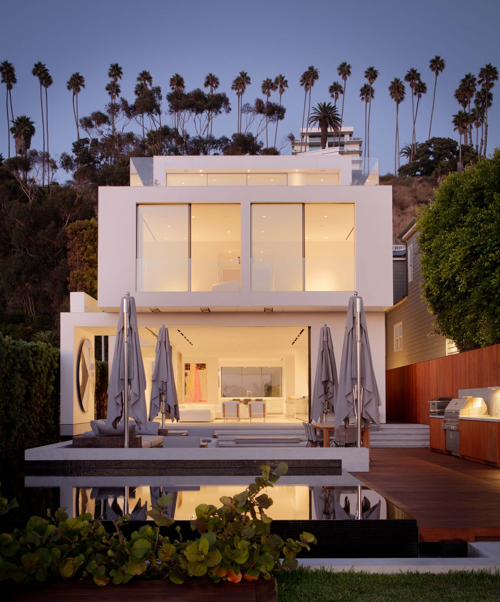 Minimal frame sliding door system with ultra-thin profiles and panoramic views